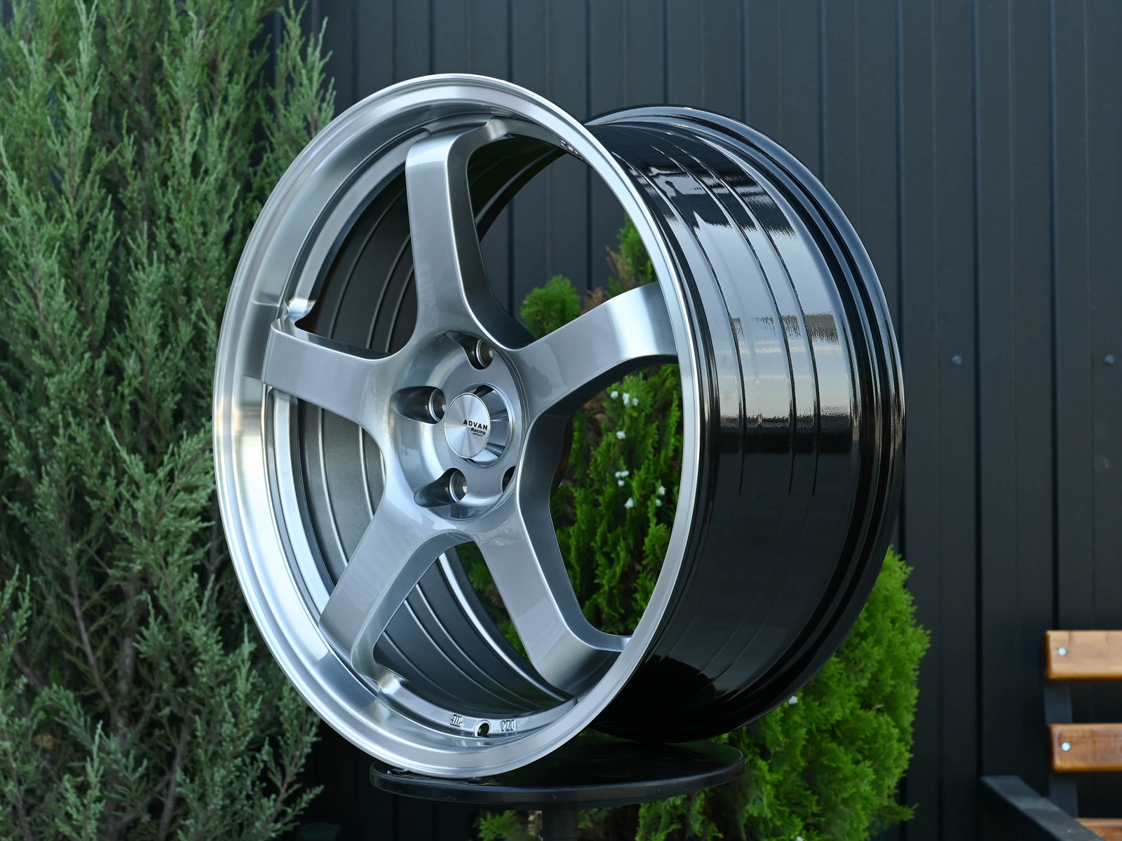 R17 Advan GT Стиль 8.5J ET33 5*100 Серебро